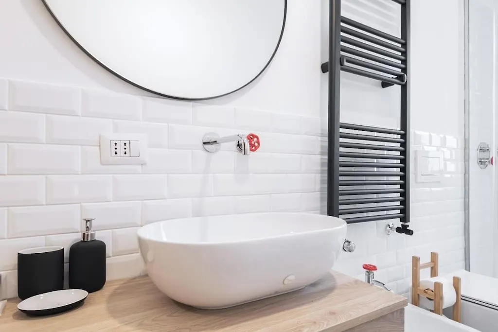 Easylife - Apartment With Balcony Near Navigli Milano 0*,  Italia